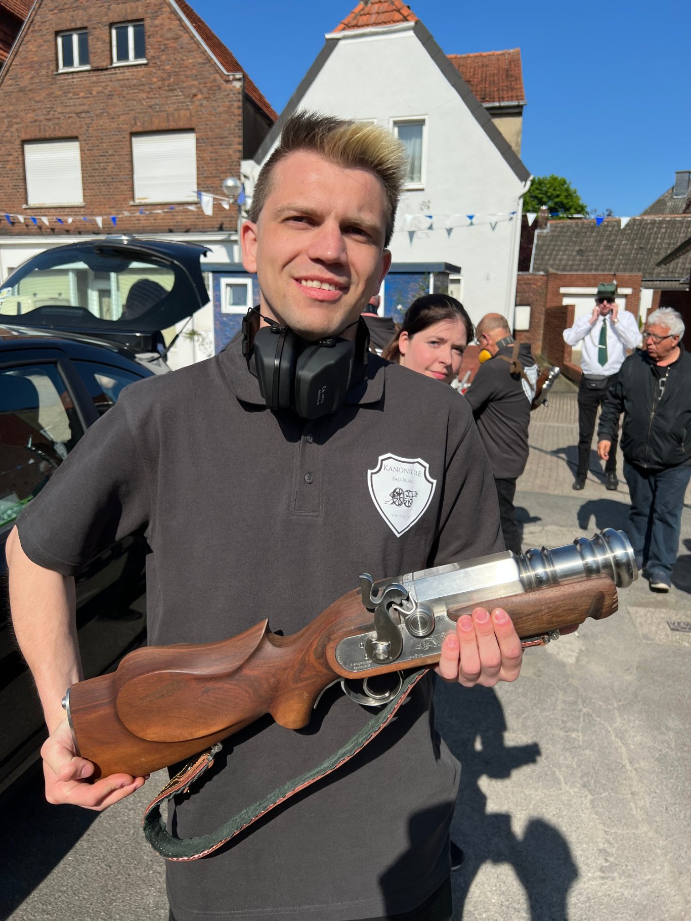 Mirko Schäfer Junger Mann mit kurzem, blondem Haar hält ein Holzgewehr in der Hand.